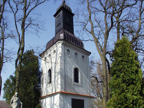 zeigt Turm der Begräbnisstätte Enckefort