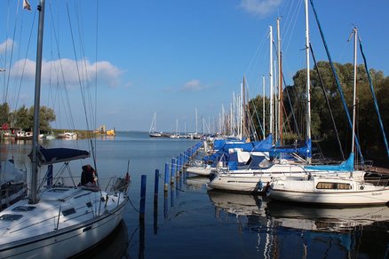 zeigt Seglerhafen mit Booten