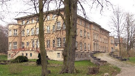 zeigt ehemaliges Schloss von Enckefort
