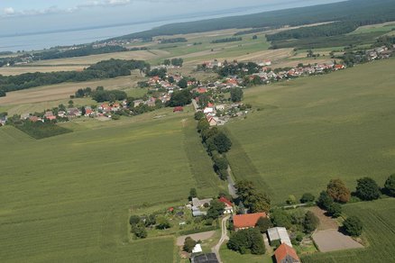 zeigt Luftbild der Ortslage Luckow