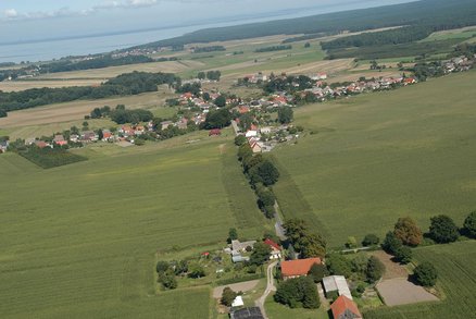 zeigt Luftbild der Ortslage Luckow