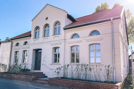 zeigt Straßenansicht des ehemaligen Pfarrhauses