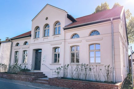 zeigt Straßenansicht des ehemaligen Pfarrhauses