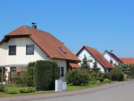zeigt Anliegerstraße mit Eigenheimbebauung