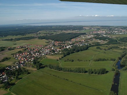 zeigt Luftbild der Gemeinde