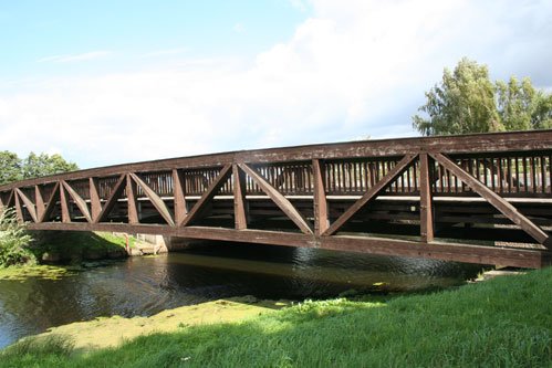zeigt Holzbrücke über die Zarow