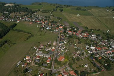 zeigt Luftbild der Gemeinde
