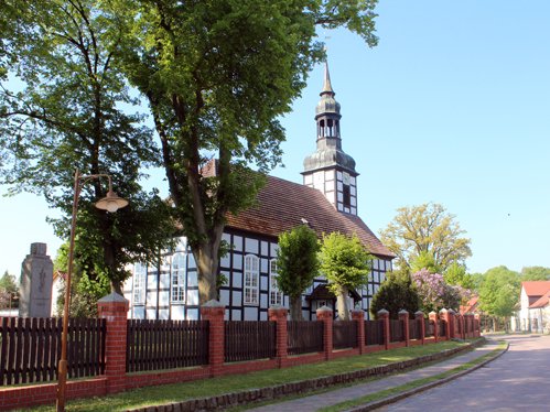 Dorfkirche an der Hauptstraße zeigt Ansicht der Dorfkirche