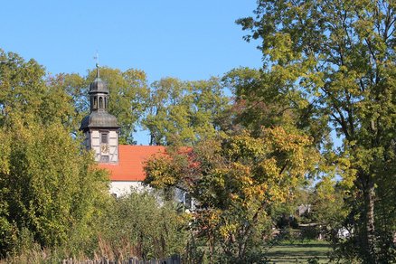 zzeigt Blick auf die Kirche