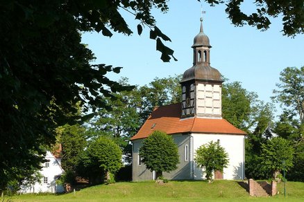 zeigt Kirche von Rieth