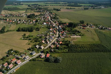 zeigt Luftbild der Ortslage Luckow