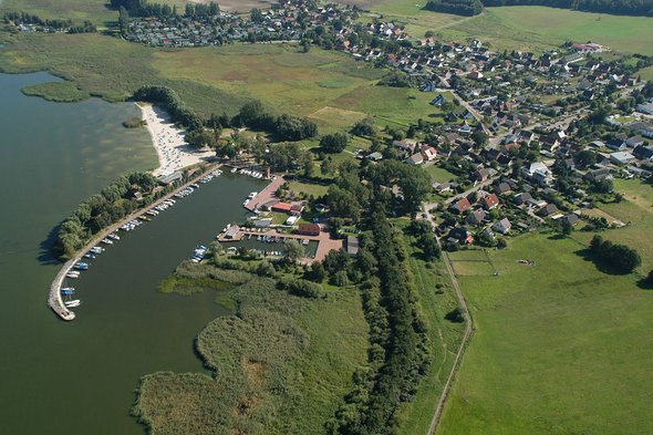 Mönkebude aus der Vogelperspektive zeigt Luftbild der Gemeinde