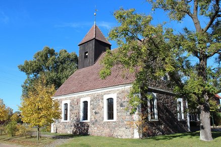 zeigt kleine Feldsteinkirche