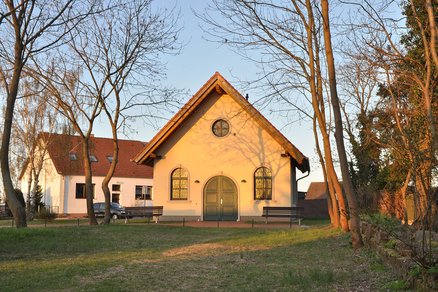 zeigt kleine Kirche im Sonnenuntergangslicht