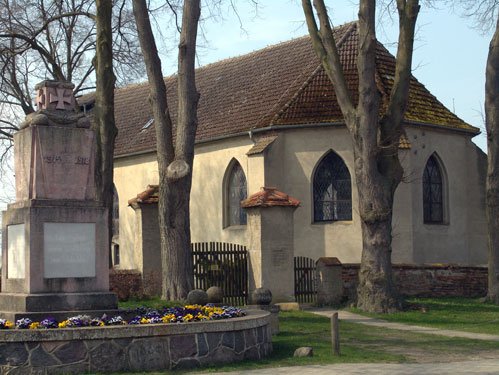 zeigt Blick auf die Dorfkirche und das Gefallenen-Ehrenmal