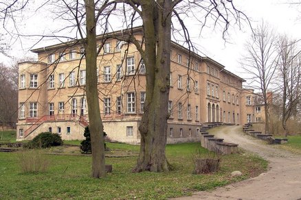 zeigt Ansicht des Schlosses in Vogelsang