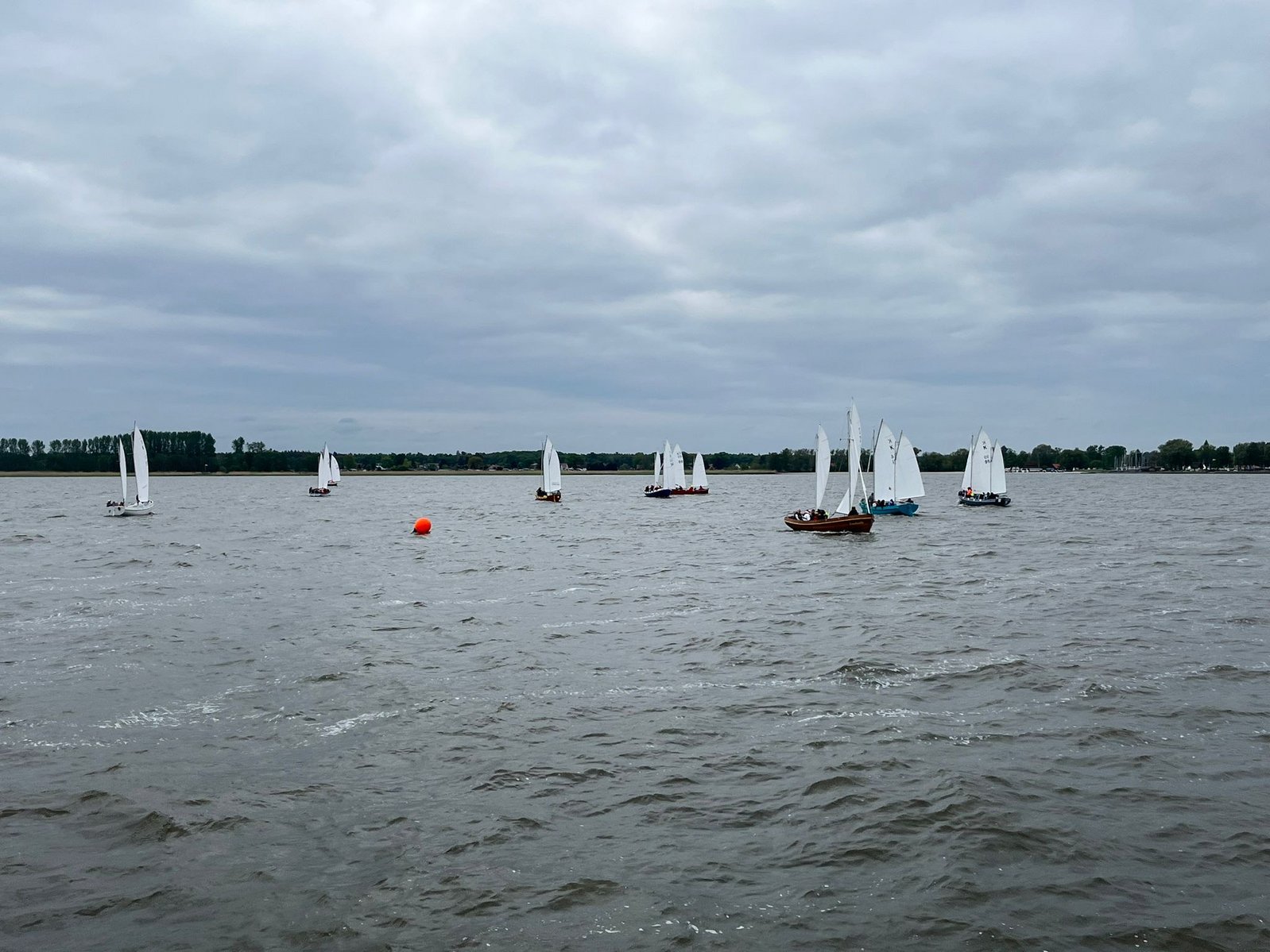 zeigt Segelkutter auf dem Haff
