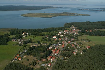 zeigt Rieth aus der Vogelperspektive