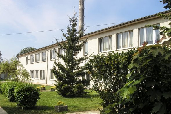 zeigt Ansicht der Grundschule