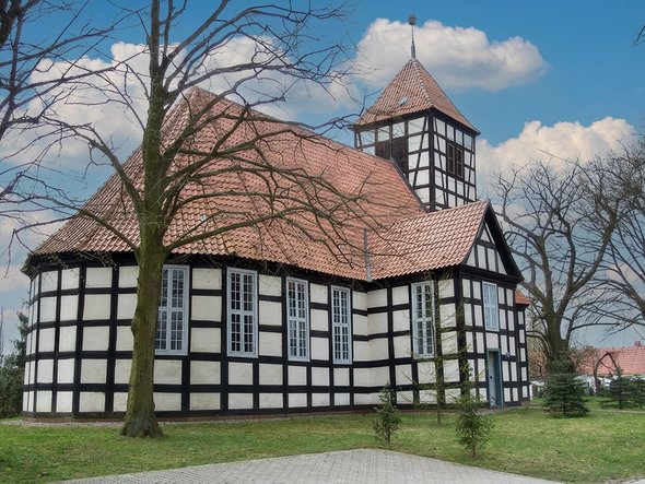 zeigt Fachwerkkirche von Luckow