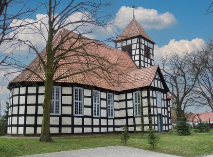 zeigt Fachwerkkirche von Luckow