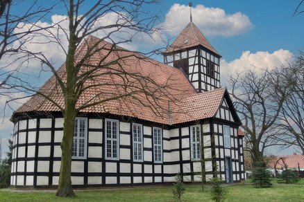 zeigt Fachwerkkirche Luckow