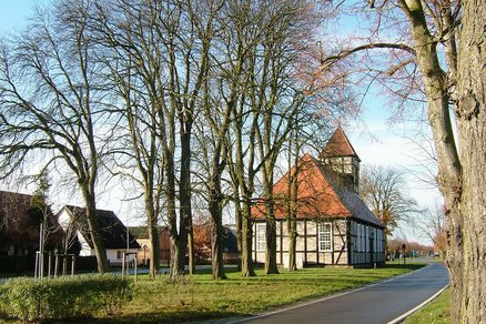 zeigt Straße in Leopoldshagen mit Kirche in der Mitte und angrenzender Bebauung