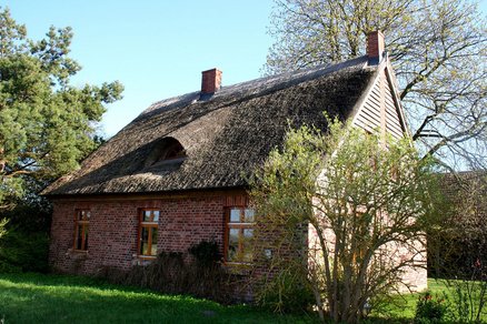 zeigt altes Wohnhaus aus Backsteinen und mit Schilfdach