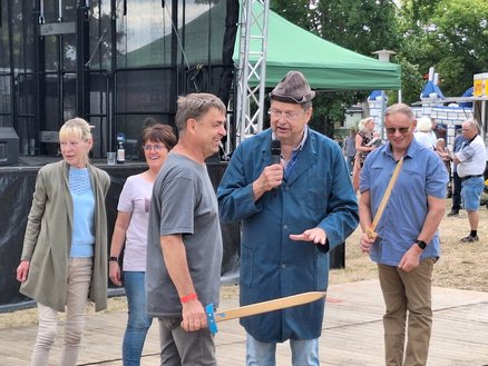 zeigt Leif Tennemann im Gespräch mit Festbesuchern