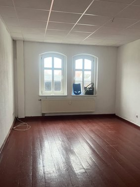 zeigt Wohnraum innen