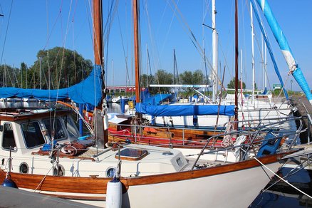 zeigt Nahansicht von Booten im Seglerhafen