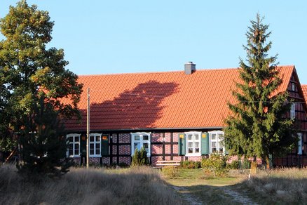 zeigt Fachwerkgebäude mit Ziegeldach