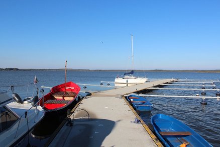 zeigt Bootssteg mit Booten am Warper See