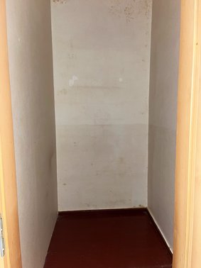 zeigt Abstellkammer