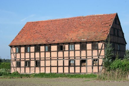zeigt alte Fachwerkscheune mit Klinkerausfachung