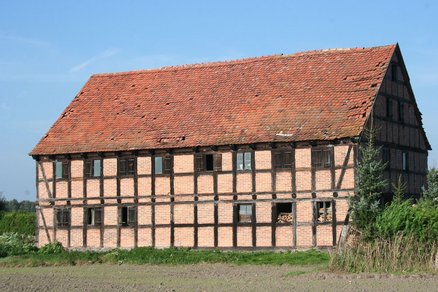 zeigt alte Fachwerkscheune mit Klinkerausfachung
