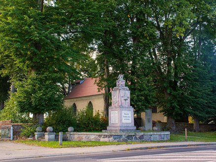 zeigt Mahnmal zum Gedenken der Kriegsgefallenen