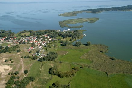 zeigt Blick über das Dorf, das Haff und das polnische Neuwarp aus der Vogelperspektive