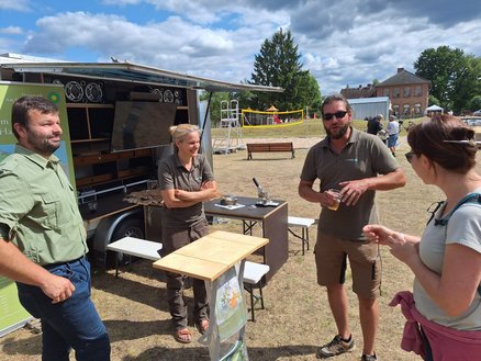 zeigt Stand des Naturparks am Stettiner Haff mit Standbetreuern und Gästen