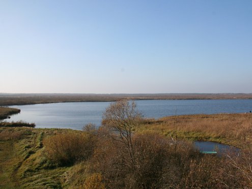 zeigt Blick auf den See bei Ludwigshof