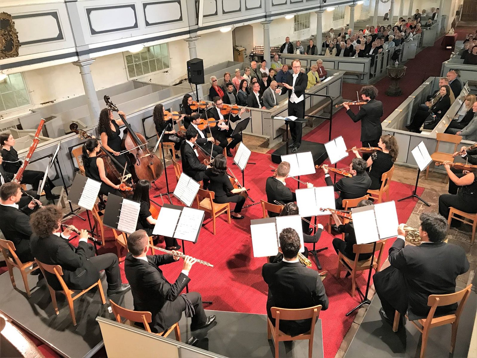 zeigt Orchesterensemble der Neuen Philharmonie MV