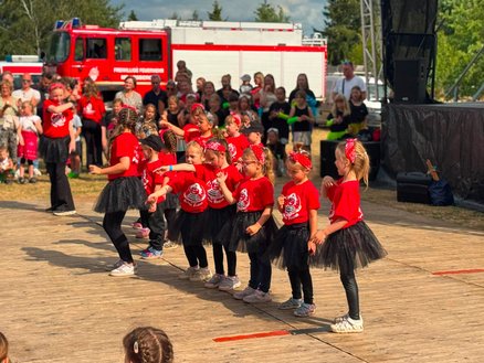 zeigt tanzende Kindergruppe
