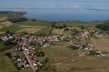 zeigt Luftbild der Ortslage Warsin