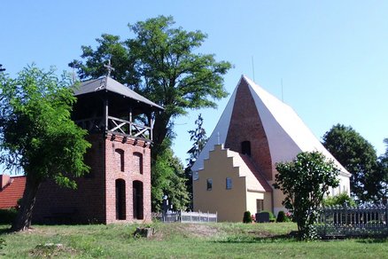 zeigt kleine Kirche und freistehenden gemauerten Glockenturm am Friedhof