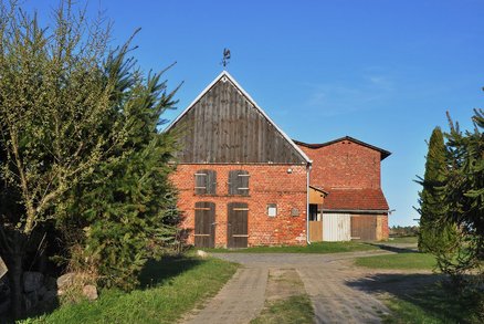 zeigt Scheunengebäude
