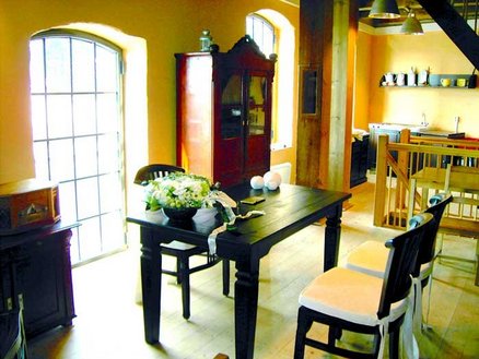 zeigt Trauungsraum im Inneren der Mühle