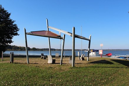 zeigt Aufenthaltsbereich am Ufer des Warper Sees