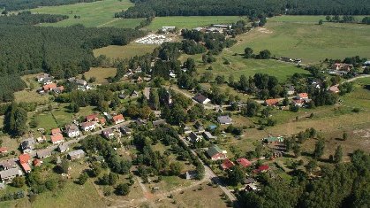 zeigt Luftbild der Ortslage Hintersee
