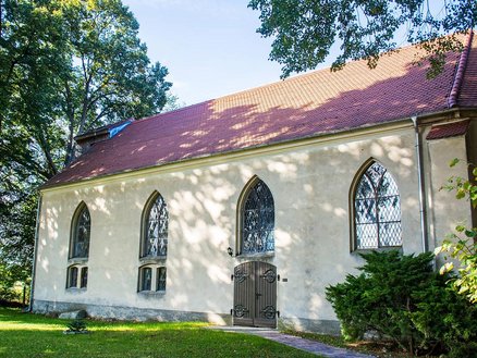zeigt seitliche Außenansicht der Kirche