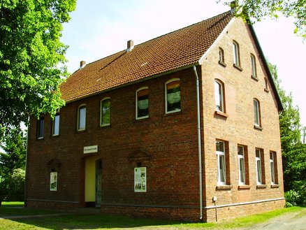 zeigt Klinkergebäude der Heimatstube